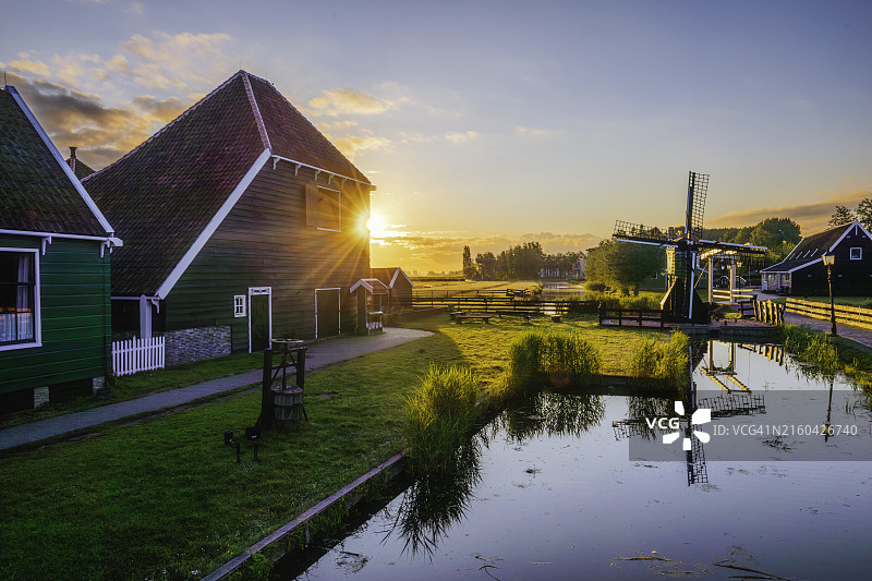 荷兰赞斯堡的传统木屋与风车图片素材