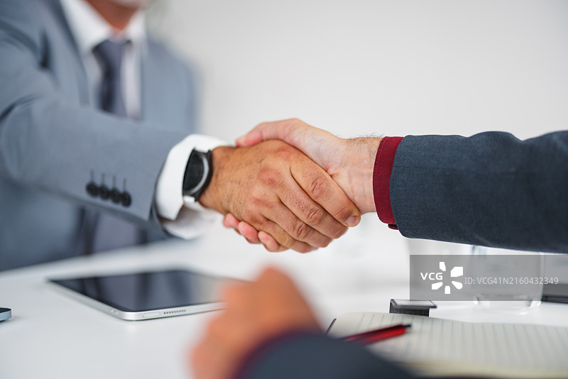 商业主管握手特写图片素材