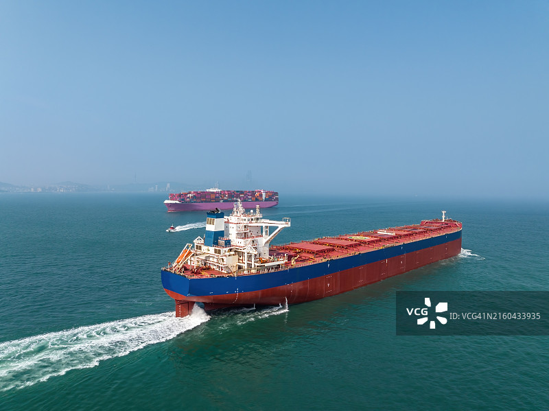 无人机航拍海上航行散货船图片素材