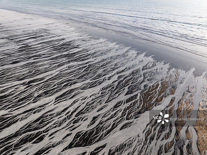 从空中俯瞰流向印度洋的水道，缆绳海滩，布鲁姆，金伯利，西澳大利亚，澳大利亚图片素材