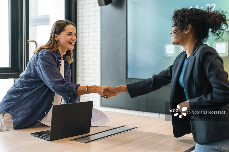 面试官与候选人在办公室握手图片素材