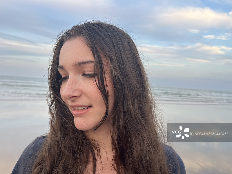 青少年在家庭周末度假时在海滩散步图片素材