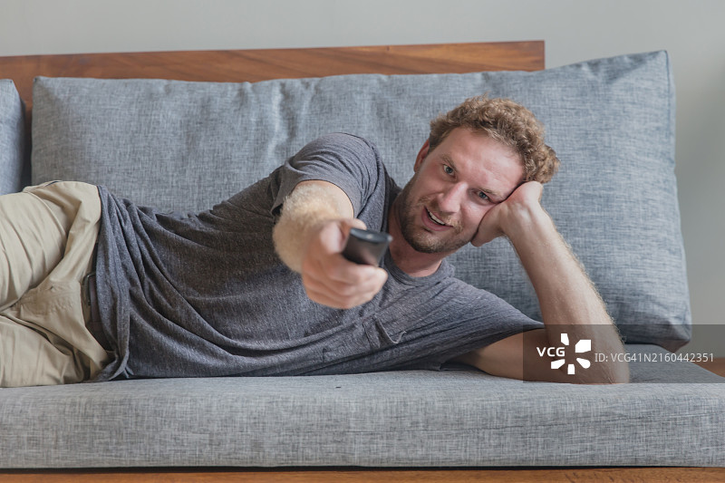 白人男子打开电视观看足球比赛图片素材