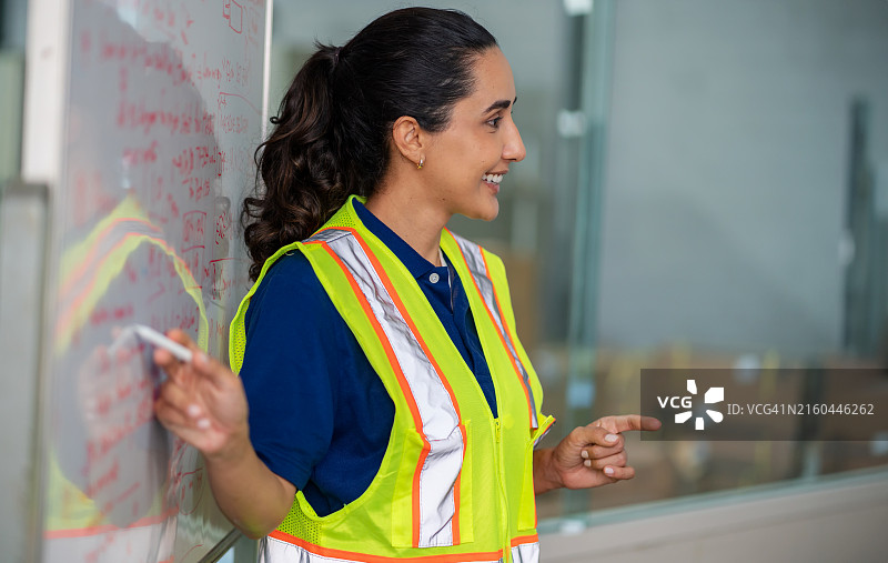 机械工程师在高科技工厂向工程师展示数据图片素材