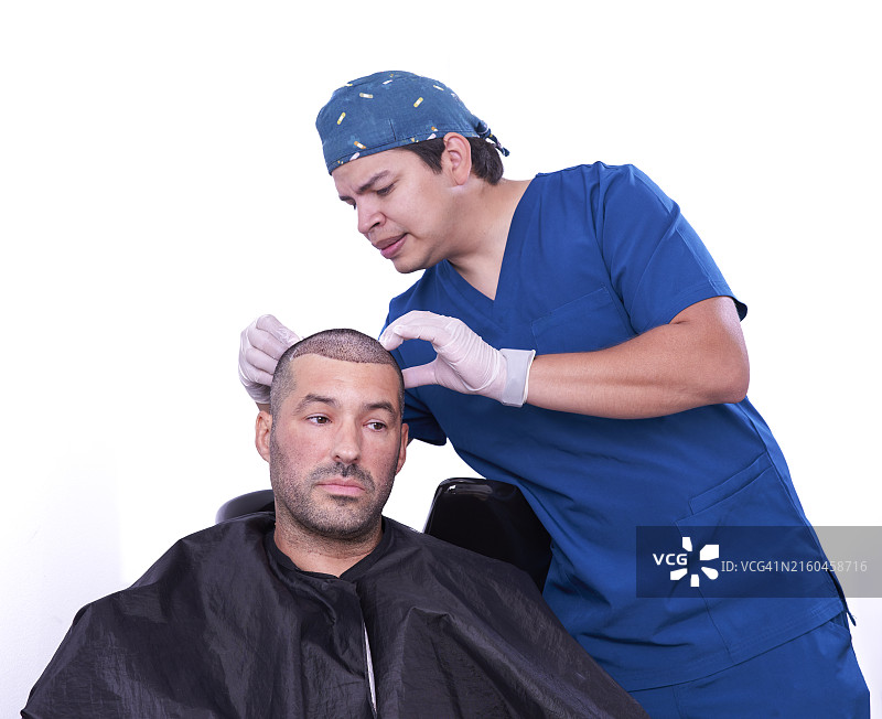 哥伦比亚医生检查患者头部毛发移植情况图片素材