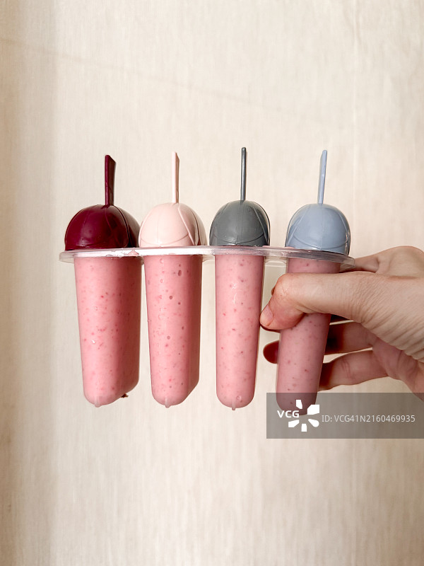 自制草莓牛奶冰淇淋（倒入塑料包装中，特写）图片素材