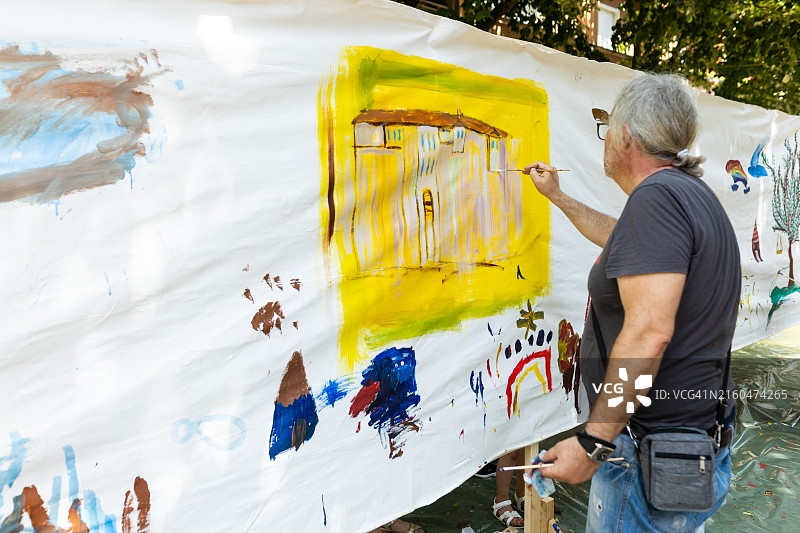 长灰发艺术家街头作画肖像图片素材