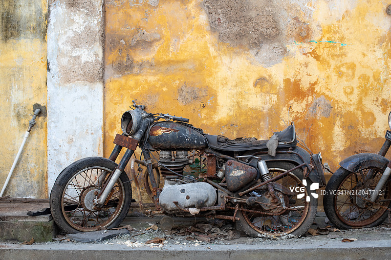 印度生锈的废弃旧摩托车图片素材