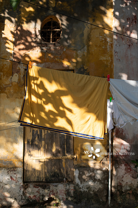 本地治里的黄色洗衣店和建筑图片素材