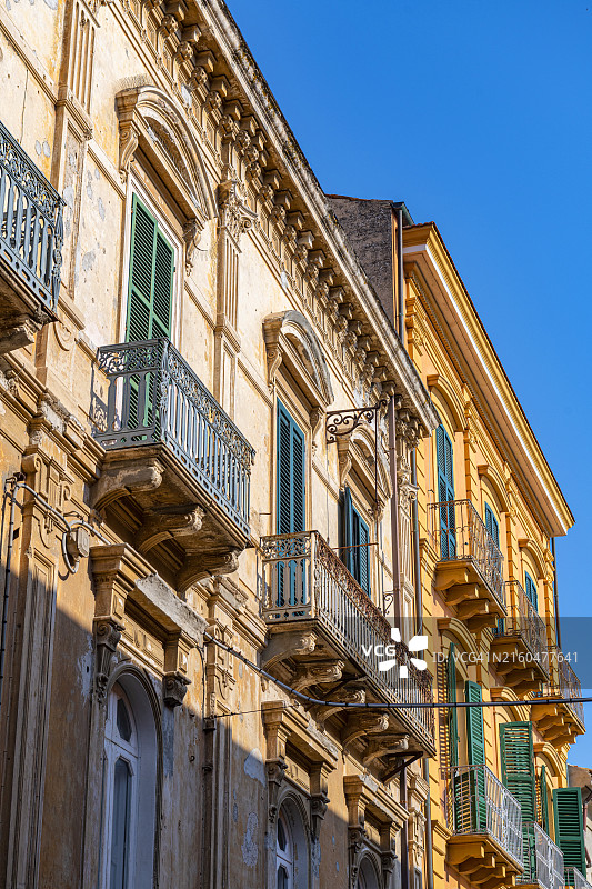 意大利阿布鲁佐奥尔托纳老镇主要街道图片素材