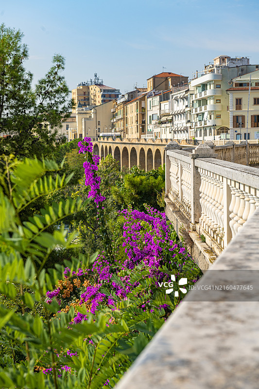 意大利阿布鲁佐奥托纳法尔内塞广场图片素材