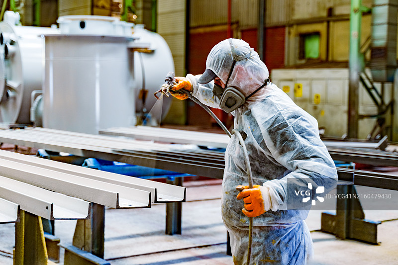 油漆匠将钢材表面涂成白色图片素材