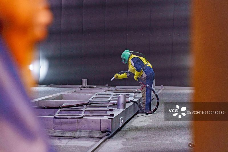 喷砂或磨料喷砂处理钢管，然后进行喷漆和涂层图片素材