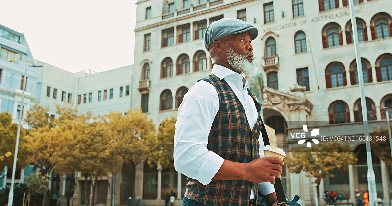 城市街头，通勤的年长黑人男士图片素材