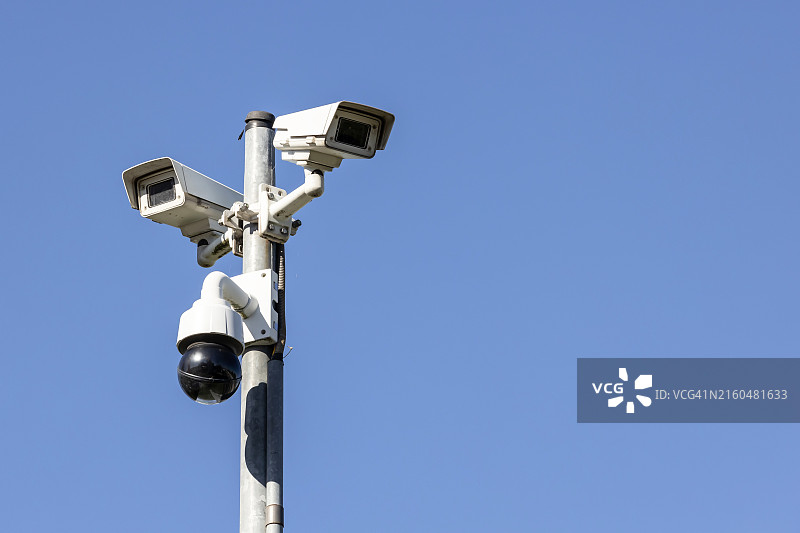 蓝天下的监控摄像头图片素材