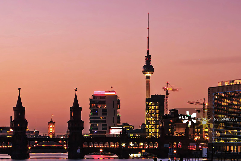 柏林天际线日落，著名的奥伯鲍姆桥和电视塔（德国柏林克罗伊茨贝格-弗里德里希斯海因）图片素材