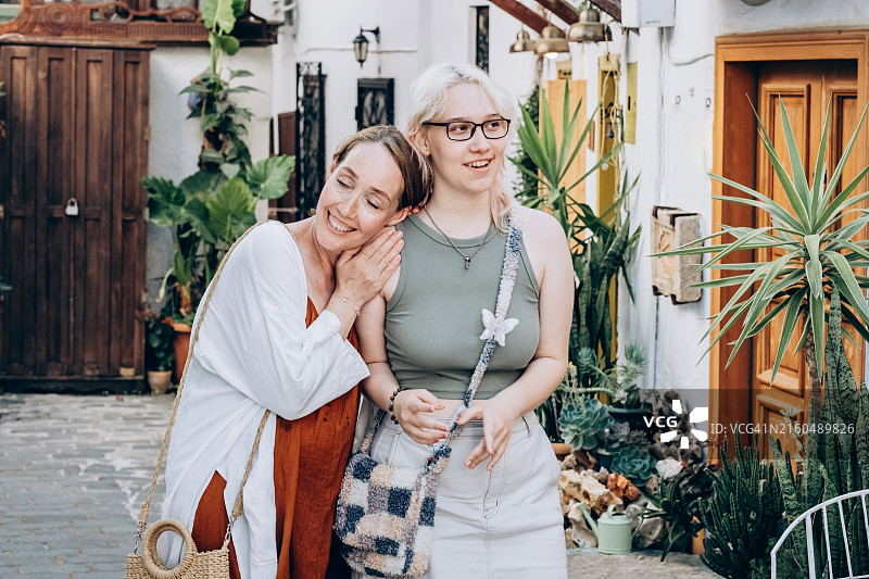 快乐的女人和她的女儿在老城区散步，家人共度美好时光图片素材