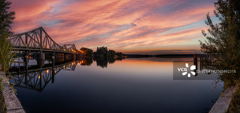 柏林和波茨坦之间日落时的格利尼克桥图片素材
