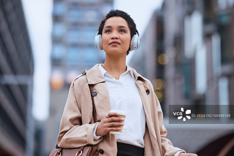 在城市中咖啡休息时听音频直播服务的黑人商务女性，Z世代公司人士通过网络连接收听播客图片素材