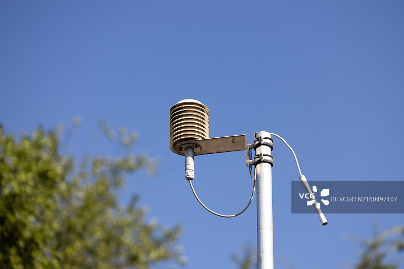 蓝天下的空气质量测量设备图片素材