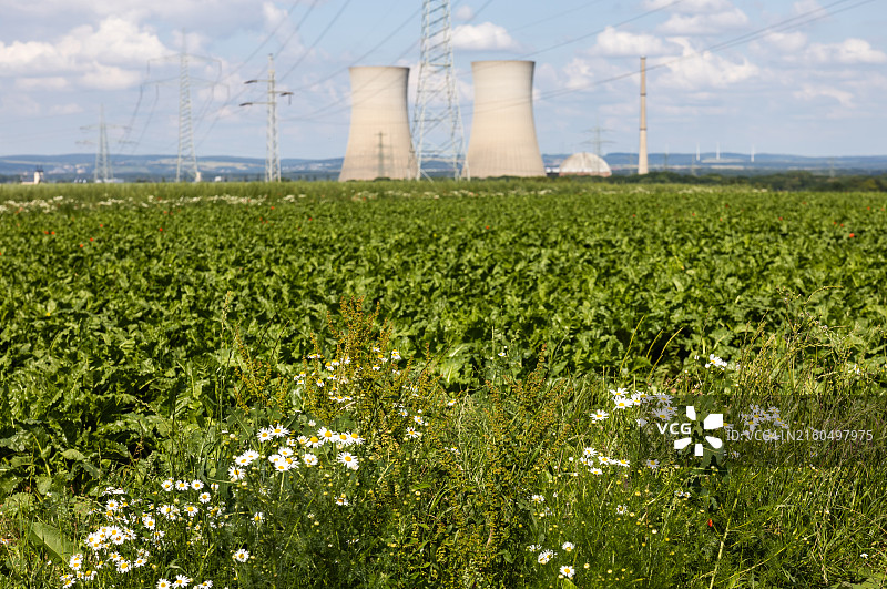 巴伐利亚格拉芬莱因费尔德，农田后面的核电站的两座大型冷却塔图片素材