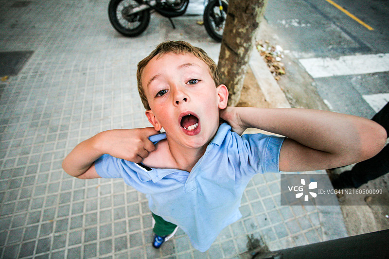街上无聊的年轻男孩图片素材