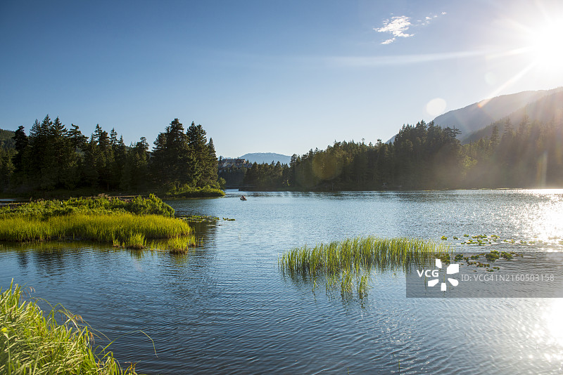 晨光中的山脉和湖泊图片素材