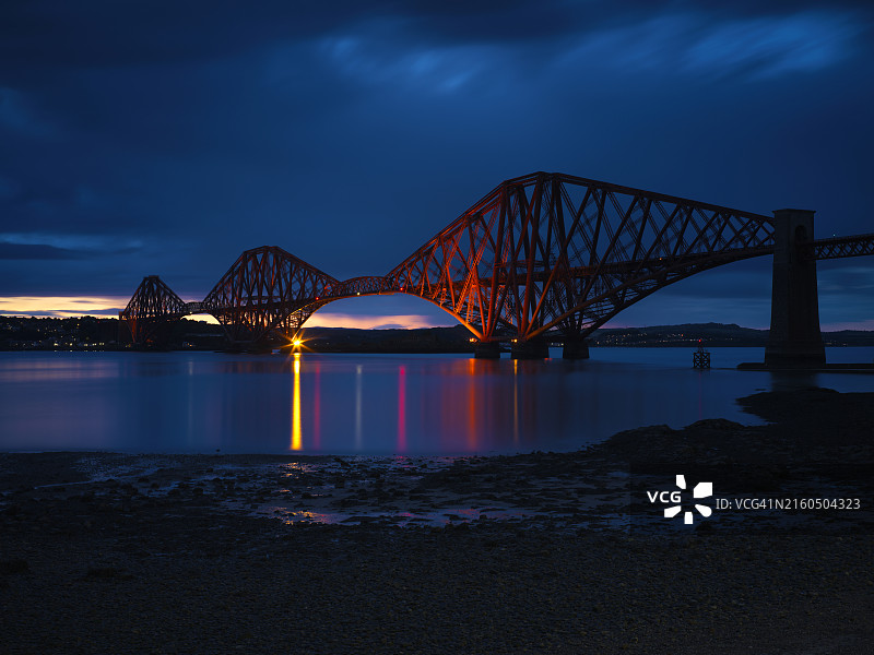 夜晚的昆斯费里福斯桥，苏格兰图片素材