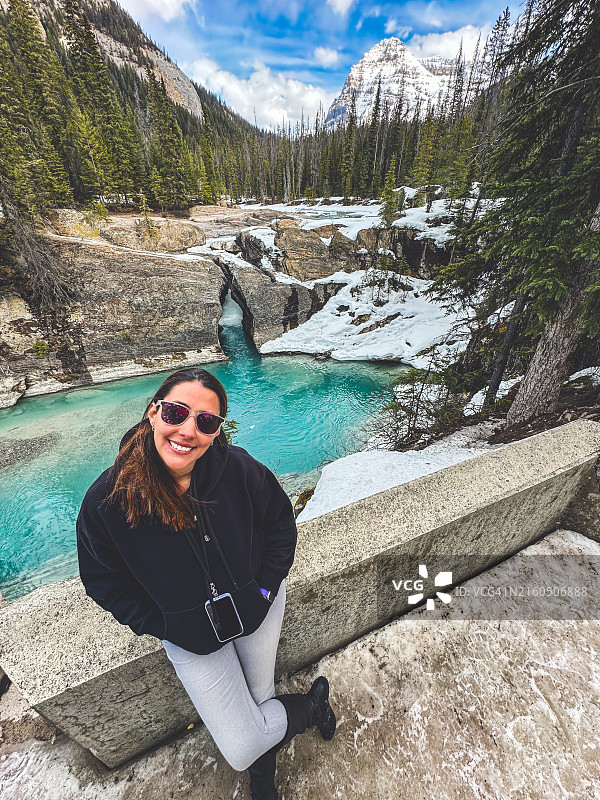 优鹤国家公园天然桥的女子图片素材