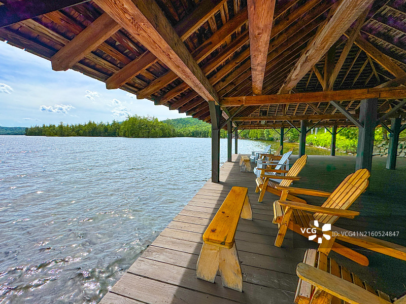 蓝山湖滨水露台的阿迪朗达克椅图片素材