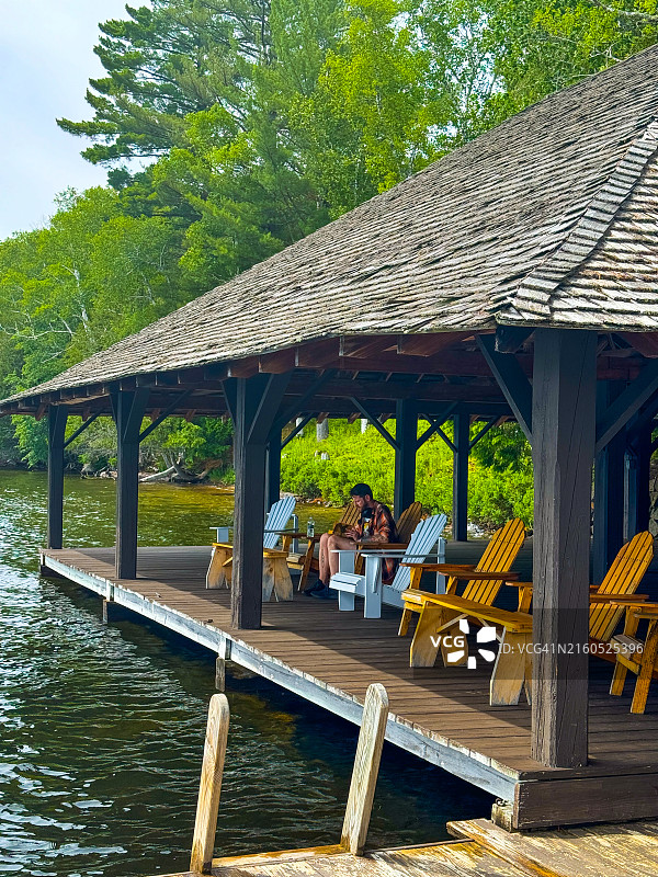 在露台上俯瞰蓝山湖的孤独男子图片素材