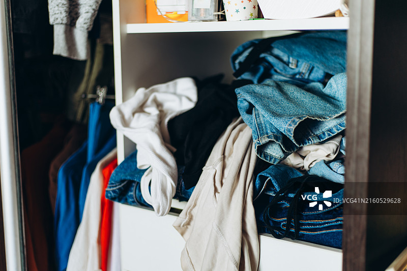 衣柜里的衣服图片素材