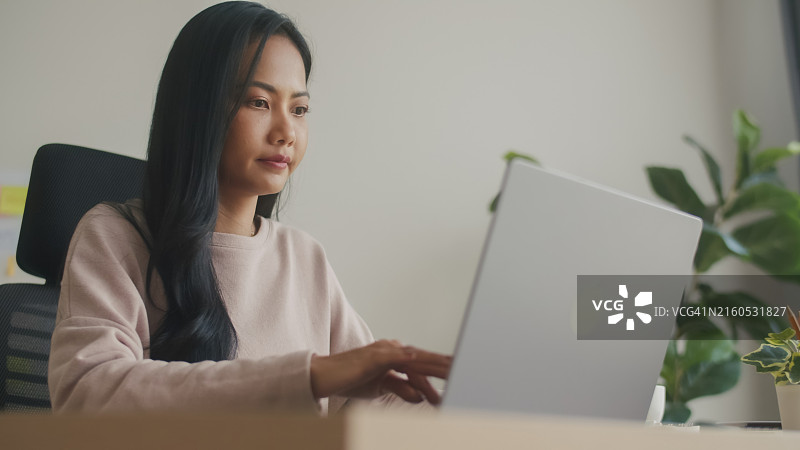 在家用笔记本电脑工作的亚洲女人图片素材