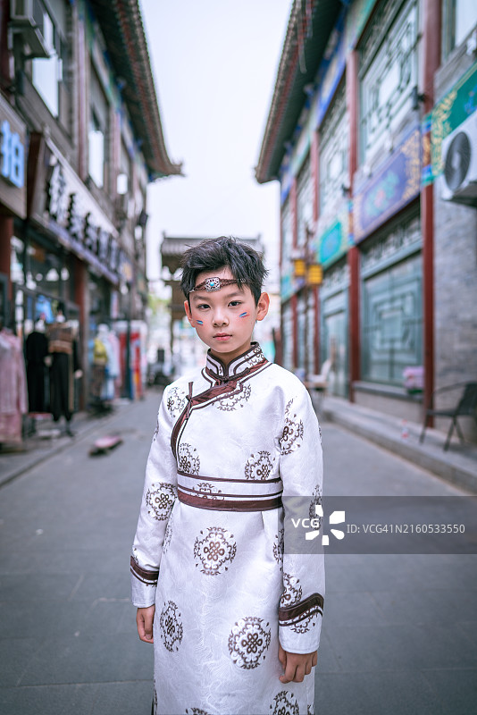 穿着蒙古族传统服饰的男孩，呼和浩特大召寺附近图片素材