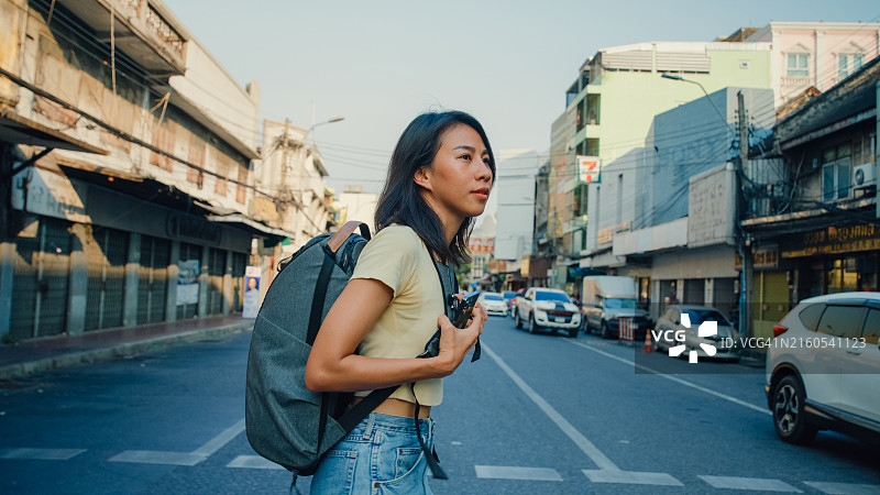 在泰国曼谷街头行走的年轻亚洲女性背包客。假日旅行。图片素材