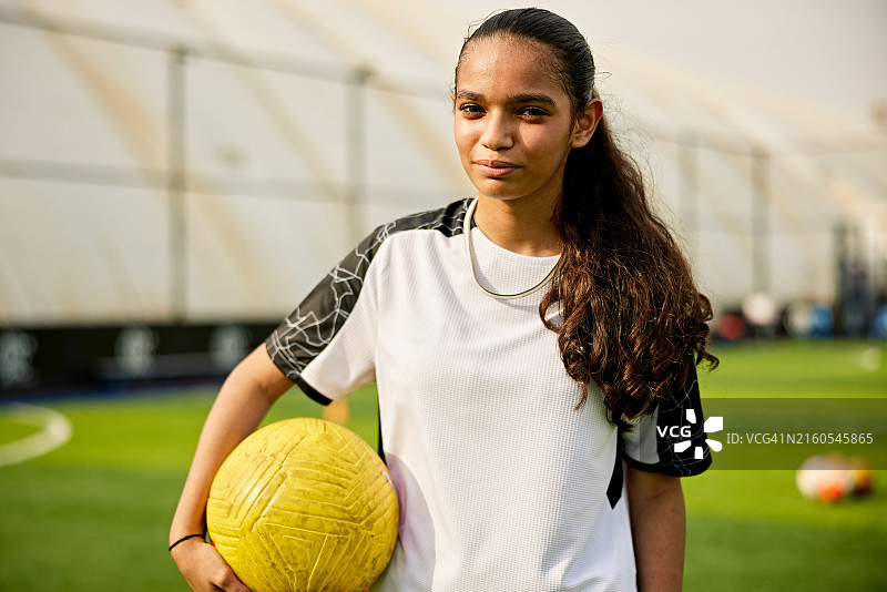 在运动中心的长发沙特足球运动员图片素材