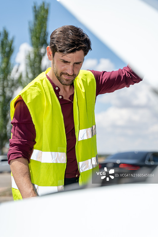 路边救援人员检查汽车引擎故障图片素材