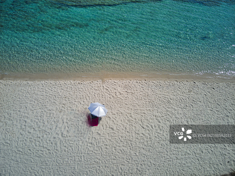 地中海阳光下的海滩雨伞图片素材