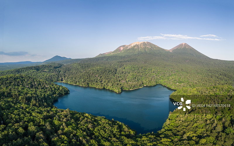 日本北海道Onneto湖和雌阿寒岳全景图片素材