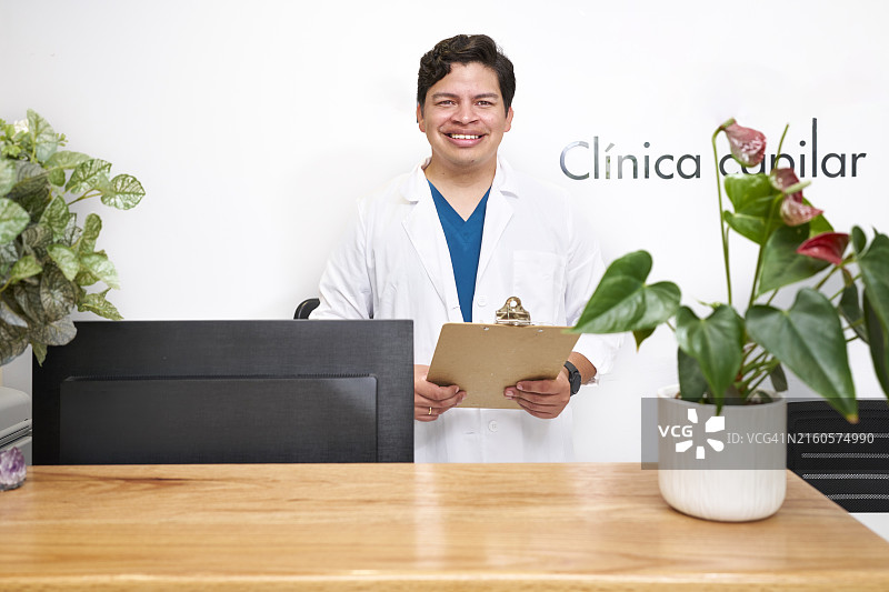 哥伦比亚外科医生在毛发诊所接待处展示报告和患者病例图片素材