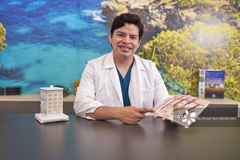 进行毛发移植的医生讲解毛囊图片素材