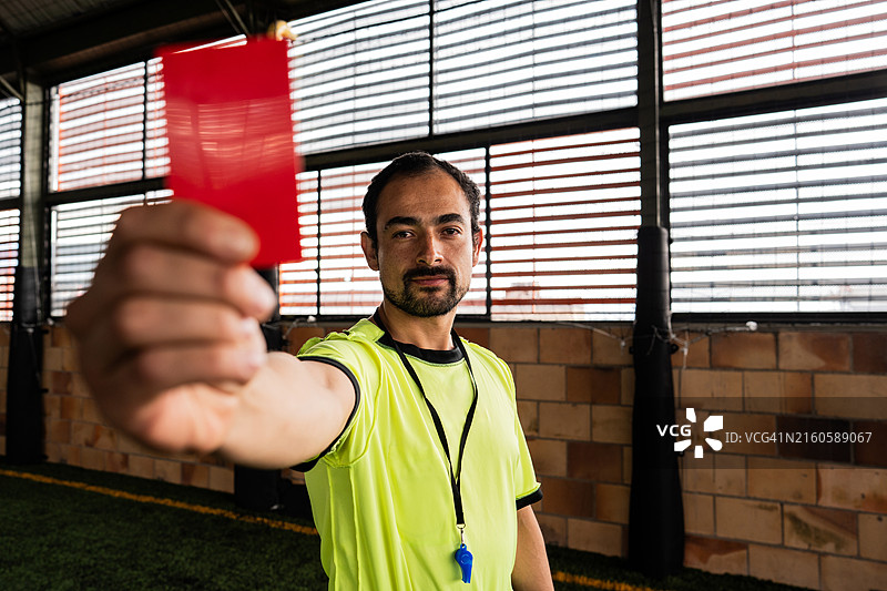 足球场上出示红牌的足球裁判肖像图片素材