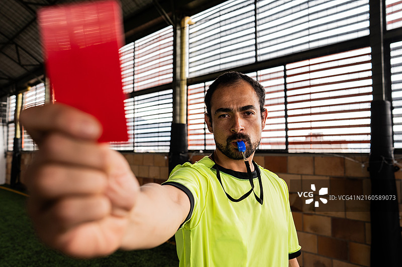 足球场上出示红牌的足球裁判肖像图片素材