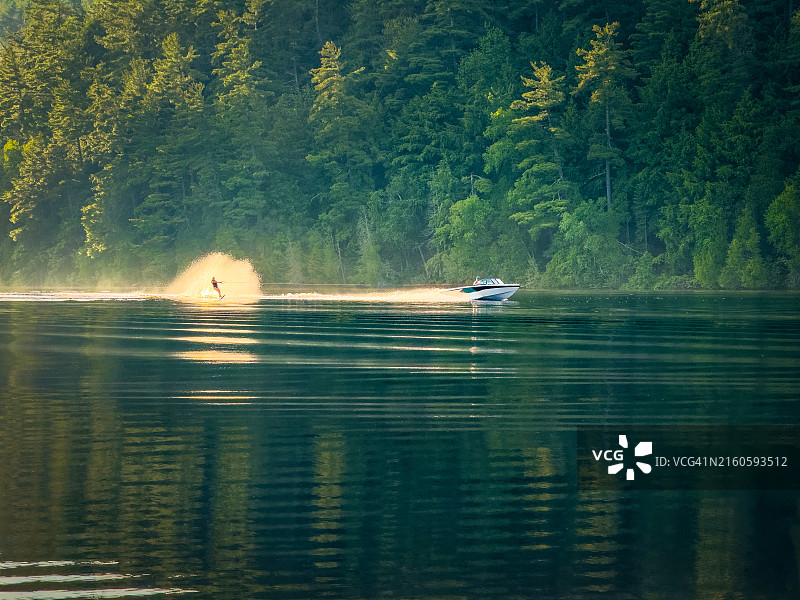 湖上滑水图片素材