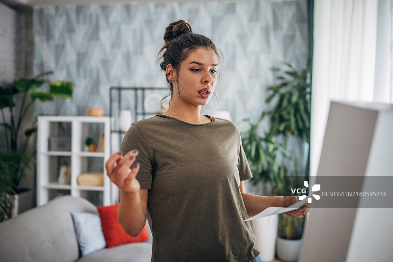 年轻女子练习演讲图片素材