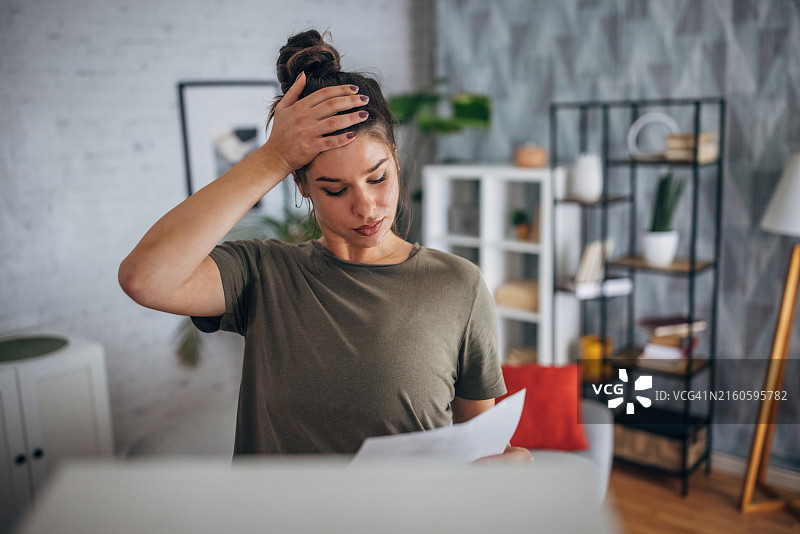 年轻女人练习演讲，手放在头上图片素材