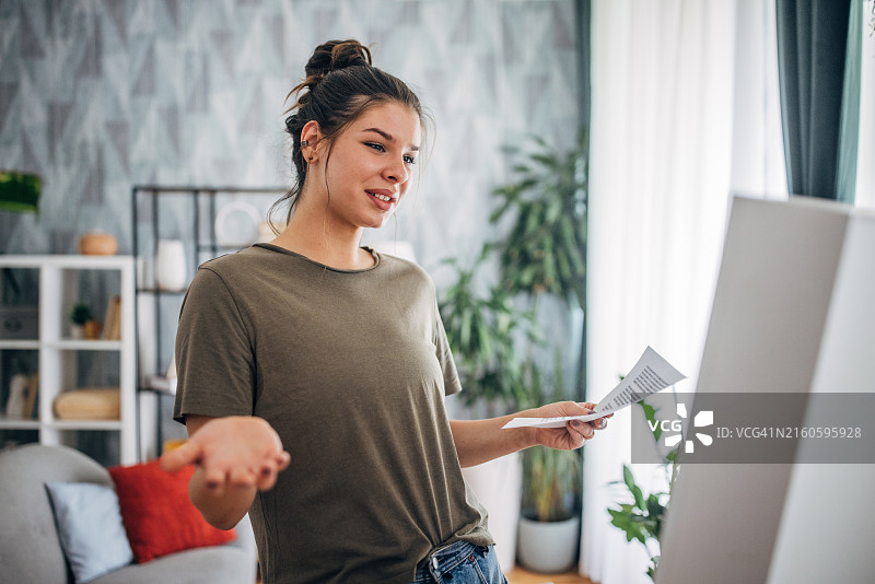 年轻女人站在镜子前排练演讲图片素材