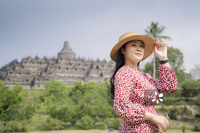 婆罗浮屠古城，年轻女游客图片素材