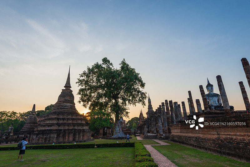 在素可泰府玛哈泰寺拍照的年轻游客图片素材