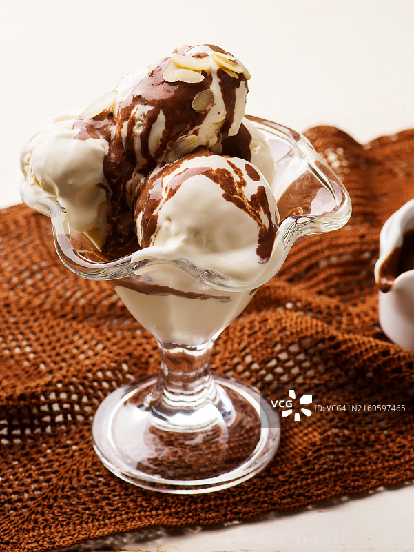 淋上巧克力酱的香草冰淇淋图片素材